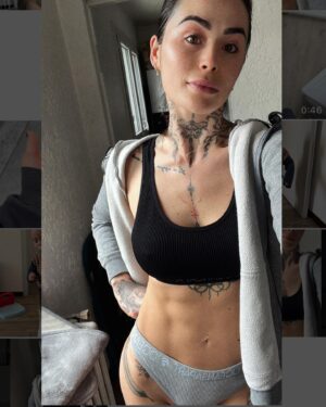 Claire Tomek Instagram - UNE SEMAINE DANS MA PELLICULE : 

1 : moi en apnée essayant d’être fraîche avec les yeux déf par l’eczéma 
2 : papa enfin de retour 
3 : mes croches pour crever les yeux des rageux 
4 : ROX et son pote Pongo 
5 : nuit de merde parce que quand y’a un cauchemar c’est toujours maman 
6 : les shoes un peu trop grandes 
7 : le premier œuf de Poupoule et Mercotte
8: toujours plus de douane à payer 
9 : l’amour ❤️