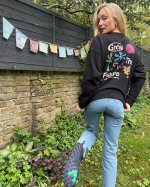 Clara Paget Instagram - Happy Earth day! With your support we can empower people to take positive action to create a happier & healthier planet..please check out the incredible @earthed.co who have collaborated with @vivobarefoot this #EarthDay with limited edition #Earthed footwear and help to launch Earthed Action Fund 🌎🌱🐸 #EarthDay VIVOBAREFOOT.COM/EARTHED #EarthedActionFund