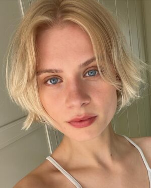 Clara Rosager Instagram - Transformation with @mikenielsen1 and @mugshothair the other day! 💇🏼‍♀️❤️👏🏼