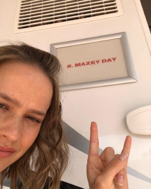 Clara Rugaard Instagram - Black Mirror S6 - Mazey Day 💅🏼

Out now @netflix