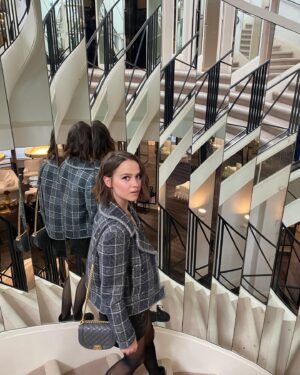 Clara Rugaard Instagram - CHANEL 
Autumn-Winter
2022/23

Thanks for having me @chanelofficial and for the dreamiest of shows 🌷