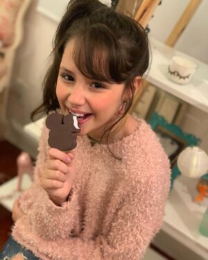 Clara Tiezzi Instagram - 15 anos do brinquedo mais legal que eu já ganhei 👯‍♀️ te amo 🩷