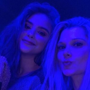Clara Tiezzi Instagram - chegou o dia dessa pequena criatura que não vive sem novidade, fala sozinha sem perceber, troca o nome das pessoas na rua, faz caras e bocas pra pensar, ri das próprias broncas, substitui palavras básicas do dia a dia por “tchan” e/ou “blens”, é fisicamente incapaz de concluir tarefas simples sem dar uma leve dançadinha, ouve cada uma das minhas palestras domésticas sobre qualquer assunto aleatório que surja na minha cabeça e (por alguma estranha razão que só faz sentido pra ela) tem certeza absoluta que a Rihanna e a Taylor Swift são a mesma pessoa. feliz dia das mães para a mamanhezinha mais alegre, engraçada, linda, maravilhosa, inteligente, incrível e fantástica que já habitou no planeta Terra 💕 @vanessagtiezzi