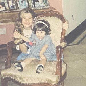 Clara Tiezzi Instagram - chegou o dia dessa pequena criatura que não vive sem novidade, fala sozinha sem perceber, troca o nome das pessoas na rua, faz caras e bocas pra pensar, ri das próprias broncas, substitui palavras básicas do dia a dia por “tchan” e/ou “blens”, é fisicamente incapaz de concluir tarefas simples sem dar uma leve dançadinha, ouve cada uma das minhas palestras domésticas sobre qualquer assunto aleatório que surja na minha cabeça e (por alguma estranha razão que só faz sentido pra ela) tem certeza absoluta que a Rihanna e a Taylor Swift são a mesma pessoa. feliz dia das mães para a mamanhezinha mais alegre, engraçada, linda, maravilhosa, inteligente, incrível e fantástica que já habitou no planeta Terra 💕 @vanessagtiezzi