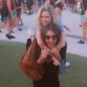 Clara Tiezzi Instagram - chegou o dia dessa pequena criatura que não vive sem novidade, fala sozinha sem perceber, troca o nome das pessoas na rua, faz caras e bocas pra pensar, ri das próprias broncas, substitui palavras básicas do dia a dia por “tchan” e/ou “blens”, é fisicamente incapaz de concluir tarefas simples sem dar uma leve dançadinha, ouve cada uma das minhas palestras domésticas sobre qualquer assunto aleatório que surja na minha cabeça e (por alguma estranha razão que só faz sentido pra ela) tem certeza absoluta que a Rihanna e a Taylor Swift são a mesma pessoa. feliz dia das mães para a mamanhezinha mais alegre, engraçada, linda, maravilhosa, inteligente, incrível e fantástica que já habitou no planeta Terra 💕 @vanessagtiezzi