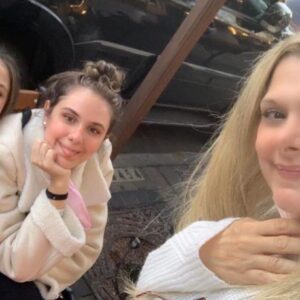 Clara Tiezzi Instagram - chegou o dia dessa pequena criatura que não vive sem novidade, fala sozinha sem perceber, troca o nome das pessoas na rua, faz caras e bocas pra pensar, ri das próprias broncas, substitui palavras básicas do dia a dia por “tchan” e/ou “blens”, é fisicamente incapaz de concluir tarefas simples sem dar uma leve dançadinha, ouve cada uma das minhas palestras domésticas sobre qualquer assunto aleatório que surja na minha cabeça e (por alguma estranha razão que só faz sentido pra ela) tem certeza absoluta que a Rihanna e a Taylor Swift são a mesma pessoa. feliz dia das mães para a mamanhezinha mais alegre, engraçada, linda, maravilhosa, inteligente, incrível e fantástica que já habitou no planeta Terra 💕 @vanessagtiezzi