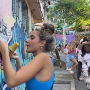 Clara Tiezzi Instagram - “cuando yo vuelva a colombia, no se lo voy a decir a nadie, pero habrán señales” - parte 3 👀🇨🇴🫓 episódio de hoy: el Bob Esponja profético en el techo 🫢