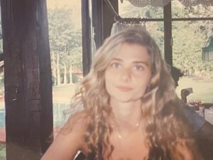 Clara Tiezzi Instagram - Eis que chegou a data especial da aquariana mais gata, criativa, inteligente, perfeccionista, resiliente, talentosa e divertida que já pisou na face da Terra (também conhecido como dia oficial das dancinhas no supermercado, dos apelidos sem nenhum nexo etimológico e dos karaokês matinais ao som de Luiz Gonzaga e Banda Eva)💃🏼
Gostaria de pontuar que o aniversário é dela, mas quem ganhou o presente fui eu, porque a vida seria muito sem graça sem a presença da homenageada de hoje!! Love you, mom ♥️

Ps: me sinto na obrigação de manifestar a minha indignação para com a aniversariante, que não guardou a sainha vermelhinha xadrez dos anos 90 pra mim (favor olhar foto número 2). Mas o amor tudo perdoa, então tá perdoada 🫶🏻
