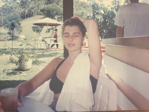 Clara Tiezzi Instagram - Eis que chegou a data especial da aquariana mais gata, criativa, inteligente, perfeccionista, resiliente, talentosa e divertida que já pisou na face da Terra (também conhecido como dia oficial das dancinhas no supermercado, dos apelidos sem nenhum nexo etimológico e dos karaokês matinais ao som de Luiz Gonzaga e Banda Eva)💃🏼
Gostaria de pontuar que o aniversário é dela, mas quem ganhou o presente fui eu, porque a vida seria muito sem graça sem a presença da homenageada de hoje!! Love you, mom ♥️

Ps: me sinto na obrigação de manifestar a minha indignação para com a aniversariante, que não guardou a sainha vermelhinha xadrez dos anos 90 pra mim (favor olhar foto número 2). Mas o amor tudo perdoa, então tá perdoada 🫶🏻