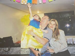 Clara Tiezzi Instagram - Eis que chegou a data especial da aquariana mais gata, criativa, inteligente, perfeccionista, resiliente, talentosa e divertida que já pisou na face da Terra (também conhecido como dia oficial das dancinhas no supermercado, dos apelidos sem nenhum nexo etimológico e dos karaokês matinais ao som de Luiz Gonzaga e Banda Eva)💃🏼
Gostaria de pontuar que o aniversário é dela, mas quem ganhou o presente fui eu, porque a vida seria muito sem graça sem a presença da homenageada de hoje!! Love you, mom ♥️

Ps: me sinto na obrigação de manifestar a minha indignação para com a aniversariante, que não guardou a sainha vermelhinha xadrez dos anos 90 pra mim (favor olhar foto número 2). Mas o amor tudo perdoa, então tá perdoada 🫶🏻