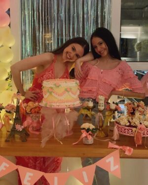 Clara Tiezzi Instagram - hoje é dia desse my little pony que nasceu semana passada e já tá fazendo 14 anos 🤧 a vida seria muito chata sem a minha gêmea que chegou na terra 9 anos atrasada (provavelmente porque estava muito ocupada se arrumando 💁🏻‍♀️💅🏻) pra me perturbar, roubar minhas coisas, me mandar sessões de foto do próprio olho e completar meus duetos estridentes a qualquer hora e em qualquer lugar 💃🏻

feliz aniversário pro brinquedo mais legal que eu já ganhei ♥️