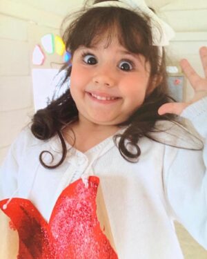 Clara Tiezzi Instagram - hoje é dia desse my little pony que nasceu semana passada e já tá fazendo 14 anos 🤧 a vida seria muito chata sem a minha gêmea que chegou na terra 9 anos atrasada (provavelmente porque estava muito ocupada se arrumando 💁🏻‍♀️💅🏻) pra me perturbar, roubar minhas coisas, me mandar sessões de foto do próprio olho e completar meus duetos estridentes a qualquer hora e em qualquer lugar 💃🏻

feliz aniversário pro brinquedo mais legal que eu já ganhei ♥️