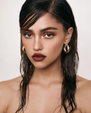 Clara Wilsey Instagram - Who knew a slicked comb over could look so good? 😎 
More from my dream beauty shoot with @madelenelisella and @akiko.artistry 💄✨