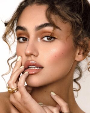 Clara Wilsey Instagram - @madelenelisella you are the master of beauty shoots!! ✨ Makeup: @akiko.artistry