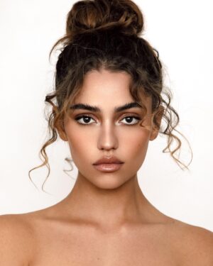 Clara Wilsey Instagram - @madelenelisella you are the master of beauty shoots!! ✨ Makeup: @akiko.artistry