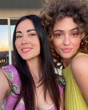 Clara Wilsey Instagram - 🤪 Swipe for cuddles from Bobbie Brown