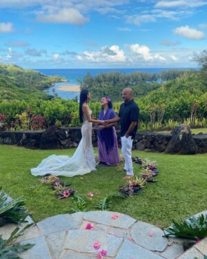 Clara Wilsey Instagram - Got to be a part of a Hawaiian love story 😍
Congrats to Mr and Mrs Hughes!! 🌺❤️
(Swipe to see me loving adventure)