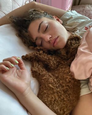 Clara Wilsey Instagram - 🤪 Swipe for cuddles from Bobbie Brown
