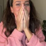 Clara Alvarado Instagram - Desde 2020 sin hacer un directo. Me muero de vergüenza e ilusión a partes iguales! Espero que os haya gustado 🤍 Lo dejo colgado por aquí unas horitas por si queréis verlo o por si no pudisteis estar. GRACIAS FAMILIA.