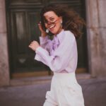 Clara Alvarado Instagram - let’s move, welcome marzo 🌾🪻 curioso elemento el tiempo, a veces pasa tan rápido y otras… en fin, es curioso. Echo la vista atrás y ha pasado mucho, otras veces, ha pasado poco. Me hago preguntas y todas me terminan llevando al momento presente, porque quizá sea ese el tiempo que importe, la conciencia del ahora, la riqueza de saber que aún tenemos tiempo, sin prisas, sin pausas, sin pasar las cosas por encima. Abre los ojos. Respira. Ahora. 🎶 tremendo tema hablando justamente de esto ha sacado @delgado_musica 📸 @cebarral 🧥 @marinagundz