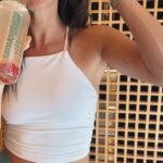 Clara Alvarado Instagram - Con mi botellita de Kombucha @labtongil Aktidrenal a tooodas partes! Ayuda a renovar la microbiota cada día, aporta vitalidad y lo mejor es que se nota. Qué bien sienta cuidarse un poquito de verdad ☺️🌱 me gusta prepararla con todo tipo de frutas 🍓🍋🍋‍🟩🍇🫐 y está buenísima, poca broma. La podéis conseguir en farmacia, herbolarios y en tiendas especializadas. #ad