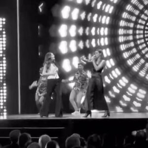 Clara Alvarado Instagram - un poquito de lo que fue la gala de los premios @aevea_eventos ✨ recién llegada de Uruguay y aún con jet lag pero con toda la energía e ilusión por compartir escenario junto a @mariliamusica una de las canciones que marcó toda una generación, vaya sueño y qué placer! 🤍🪽

Enhorabuena a todos los premiados y nominados, nos vemos en la próxima!! Lo pasamos súper bien :) 

💄 @urrsula.gala