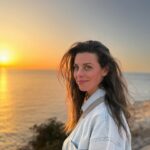 Clara Alvarado Instagram - Si hubiese organizado este día jamás me hubiera salido así 🤍🌞 para el recuerdo 4eveeer <3 Será que mejores momentos siempre nacen de la improvisación y no planificación? #magicday #magicmoments #DPMT #deput*madretia #ibiza #sunset #inspo #paz