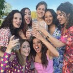 Clara Alvarado Instagram - Boda Iria y Kike, mucho rosa y un poco de alergia. Desde el primer año de universidad hasta el día de hoy, por aquí presentes mis amigas las enfermeras 😂💫 por muchos años másssss celebrando y disfrutando 🥂 El conjunto dos piezas es de @mattuicollection y me enamoré de él desde el minuto uno que lo vi 🌸🌸🌸🌸🌸🌸🌸🌸🌸🌸