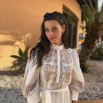 Clara Alvarado Instagram - Yo venía de minivacaciones a Ibiza pero, casualidades de la vida, terminé pasándome por @festivaldeibiza 🎦 Cada año mejoráis como el buen vino y qué ilusión reencontrarme con compañeros y compañeras que tanto admiro. Enhorabuena a todos los premiados y nominados ✨ Muchas gracias @helher.escribano por la invitación y a @thestandardibiza por cuidarnos con tanto cariño 🔝 El vestido con espíritu ibicenco es de @antikbatik_paris @ehmoda 🤍