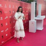Clara Alvarado Instagram - Yo venía de minivacaciones a Ibiza pero, casualidades de la vida, terminé pasándome por @festivaldeibiza 🎦 Cada año mejoráis como el buen vino y qué ilusión reencontrarme con compañeros y compañeras que tanto admiro. Enhorabuena a todos los premiados y nominados ✨ Muchas gracias @helher.escribano por la invitación y a @thestandardibiza por cuidarnos con tanto cariño 🔝 El vestido con espíritu ibicenco es de @antikbatik_paris @ehmoda 🤍