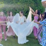 Clara Alvarado Instagram - Boda Iria y Kike, mucho rosa y un poco de alergia. Desde el primer año de universidad hasta el día de hoy, por aquí presentes mis amigas las enfermeras 😂💫 por muchos años másssss celebrando y disfrutando 🥂 El conjunto dos piezas es de @mattuicollection y me enamoré de él desde el minuto uno que lo vi 🌸🌸🌸🌸🌸🌸🌸🌸🌸🌸