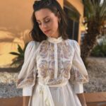 Clara Alvarado Instagram - Yo venía de minivacaciones a Ibiza pero, casualidades de la vida, terminé pasándome por @festivaldeibiza 🎦 Cada año mejoráis como el buen vino y qué ilusión reencontrarme con compañeros y compañeras que tanto admiro. Enhorabuena a todos los premiados y nominados ✨ Muchas gracias @helher.escribano por la invitación y a @thestandardibiza por cuidarnos con tanto cariño 🔝 El vestido con espíritu ibicenco es de @antikbatik_paris @ehmoda 🤍
