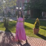 Clara Alvarado Instagram - Boda Iria y Kike, mucho rosa y un poco de alergia. Desde el primer año de universidad hasta el día de hoy, por aquí presentes mis amigas las enfermeras 😂💫 por muchos años másssss celebrando y disfrutando 🥂 El conjunto dos piezas es de @mattuicollection y me enamoré de él desde el minuto uno que lo vi 🌸🌸🌸🌸🌸🌸🌸🌸🌸🌸