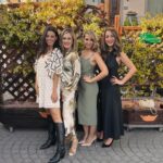 Clara Alvarado Instagram - no es una boda, no es un bautizo, es la Primera Comunión de la hija de mi amiga @tamilopezex , el ojito derecho de toda mi cuadrilla de Deleitosa: ayer fue la Comunión de Sofi 🌸 y nos lo pasamos súper bien! celebramos su felicidad y la vida, porque madre mía cómo vuela el tiempo!! Aún así sigo haciendo las mismas cosas que cuando era una niña y si no mirad el segundo vídeo 🍭☁️😂