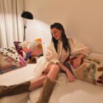 Clara Alvarado Instagram - Yo venía de minivacaciones a Ibiza pero, casualidades de la vida, terminé pasándome por @festivaldeibiza 🎦 Cada año mejoráis como el buen vino y qué ilusión reencontrarme con compañeros y compañeras que tanto admiro. Enhorabuena a todos los premiados y nominados ✨ Muchas gracias @helher.escribano por la invitación y a @thestandardibiza por cuidarnos con tanto cariño 🔝 El vestido con espíritu ibicenco es de @antikbatik_paris @ehmoda 🤍