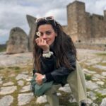 Clara Alvarado Instagram - La lluvia nos ha dado una mini tregua y es que Trujillo nunca defrauda 🎨 🏰🍷🌼 Confieso que es mi pueblo favorito de España, ¿cuál es el vuestro? Recomendaciones para visitar próximamente?! Estoy atenta 📝☺️