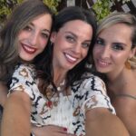 Clara Alvarado Instagram - no es una boda, no es un bautizo, es la Primera Comunión de la hija de mi amiga @tamilopezex , el ojito derecho de toda mi cuadrilla de Deleitosa: ayer fue la Comunión de Sofi 🌸 y nos lo pasamos súper bien! celebramos su felicidad y la vida, porque madre mía cómo vuela el tiempo!! Aún así sigo haciendo las mismas cosas que cuando era una niña y si no mirad el segundo vídeo 🍭☁️😂