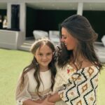 Clara Alvarado Instagram - no es una boda, no es un bautizo, es la Primera Comunión de la hija de mi amiga @tamilopezex , el ojito derecho de toda mi cuadrilla de Deleitosa: ayer fue la Comunión de Sofi 🌸 y nos lo pasamos súper bien! celebramos su felicidad y la vida, porque madre mía cómo vuela el tiempo!! Aún así sigo haciendo las mismas cosas que cuando era una niña y si no mirad el segundo vídeo 🍭☁️😂