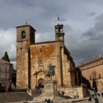 Clara Alvarado Instagram - La lluvia nos ha dado una mini tregua y es que Trujillo nunca defrauda 🎨 🏰🍷🌼 Confieso que es mi pueblo favorito de España, ¿cuál es el vuestro? Recomendaciones para visitar próximamente?! Estoy atenta 📝☺️