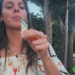 Clara Alvarado Instagram - no es una boda, no es un bautizo, es la Primera Comunión de la hija de mi amiga @tamilopezex , el ojito derecho de toda mi cuadrilla de Deleitosa: ayer fue la Comunión de Sofi 🌸 y nos lo pasamos súper bien! celebramos su felicidad y la vida, porque madre mía cómo vuela el tiempo!! Aún así sigo haciendo las mismas cosas que cuando era una niña y si no mirad el segundo vídeo 🍭☁️😂