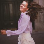 Clara Alvarado Instagram - let’s move, welcome marzo 🌾🪻 curioso elemento el tiempo, a veces pasa tan rápido y otras… en fin, es curioso. Echo la vista atrás y ha pasado mucho, otras veces, ha pasado poco. Me hago preguntas y todas me terminan llevando al momento presente, porque quizá sea ese el tiempo que importe, la conciencia del ahora, la riqueza de saber que aún tenemos tiempo, sin prisas, sin pausas, sin pasar las cosas por encima. Abre los ojos. Respira. Ahora. 🎶 tremendo tema hablando justamente de esto ha sacado @delgado_musica 📸 @cebarral 🧥 @marinagundz