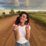 Clara Alvarado Instagram - Aquí están los nuevos labiales de @farmasiespana 🌺 con una gama de colores preciosos y únicos, tan bonitos como todas las floressss que ya sabéis que me encantan. Y pintarme los labios de vez en cuando, pues también! #farmasi #comingsoon