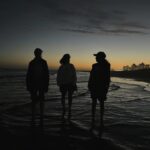 Clara Alvarado Instagram - Lately in Uruguay 🌞🇺🇾 Atesoro muchos momentos de estos días por el paisito, recuerdos imborrables, lugares preciosos y personas amuleto. 1. Atardecer en la rambla visto desde La Virgilio. 2. El rodaje se lleva mejor con un alfajor de maizena. 3. Mi refugio para leer, estudiar y tomar café rico: @la_madriguera_cafe 4. Mi nueva mejor amiga: la Bertolt (estoy conviviendo con 7 gatos maravillosos) pero ella me ha robado el cora. 5. Cuando el tiempo se para con ellas, mis hermanas aquí. 6. Un paseo por la Ciudad Vieja y uno de los edificios más emblemáticos de Montevideo, el palacio Salvo. 7. Un poco de mimos y una luz que me hipnotizó 8. Más con ellas 🤍 os quiero mucho chicas. 9. Una nueva mirada. Viajar te da eso, pero viajar y trabajar en otro país, con otra cultura y costumbres te da siempre más. Y yo que lo recibo con tanto cariño y amor. 10. Sentirte en casa. Tengo mil momentos grabados, fotos que guardo en mi carrete y otras mil en mi memoria. Empiezo a despedirme de Uruguay y todo lo que me ha dado. Simplemente gracias a todas las personas que os habéis cruzado en este camino. Me habéis hecho mucho bien, espero y deseo que haya sido algo mutuo y yo a vosotros también 🩵 vamo’ arriba!