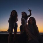 Clara Alvarado Instagram - Lately in Uruguay 🌞🇺🇾 Atesoro muchos momentos de estos días por el paisito, recuerdos imborrables, lugares preciosos y personas amuleto. 1. Atardecer en la rambla visto desde La Virgilio. 2. El rodaje se lleva mejor con un alfajor de maizena. 3. Mi refugio para leer, estudiar y tomar café rico: @la_madriguera_cafe 4. Mi nueva mejor amiga: la Bertolt (estoy conviviendo con 7 gatos maravillosos) pero ella me ha robado el cora. 5. Cuando el tiempo se para con ellas, mis hermanas aquí. 6. Un paseo por la Ciudad Vieja y uno de los edificios más emblemáticos de Montevideo, el palacio Salvo. 7. Un poco de mimos y una luz que me hipnotizó 8. Más con ellas 🤍 os quiero mucho chicas. 9. Una nueva mirada. Viajar te da eso, pero viajar y trabajar en otro país, con otra cultura y costumbres te da siempre más. Y yo que lo recibo con tanto cariño y amor. 10. Sentirte en casa. Tengo mil momentos grabados, fotos que guardo en mi carrete y otras mil en mi memoria. Empiezo a despedirme de Uruguay y todo lo que me ha dado. Simplemente gracias a todas las personas que os habéis cruzado en este camino. Me habéis hecho mucho bien, espero y deseo que haya sido algo mutuo y yo a vosotros también 🩵 vamo’ arriba!