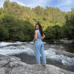 Clara Alvarado Instagram - qué más puedo pedir? Todo verde todo azul y mucha luz: GALICIA CALIDADE 🩵 Han sido unos días muy felices por la tierriña… ahora, a por la semana!