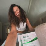 Clara Alvarado Instagram - Jamás pensé que iba a volver a tener el pelo tan largo y sano! Casi casi como hace 8 años, podéis verlo en la última foto, lo conseguiré? Se admiten apuestas. Siempre terminaba cortándomelo porque no tenía paciencia, se me caía o se rompía… Conocí los productos de @bioscalin_espana el año pasado, hice el tratamiento con el activador capilar comprimidos durante 3 meses y ya veis el pelazo (como muchos y muchas me decís) ✨😉🙏🏼 Con la llegada de la Primavera, el estrés y agotamiento, el pelito se vuelve a resentir y quiero seguir cuidándolo. Es un tratamiento tanto para hombres como para mujeres. Los productos de @bioscalin_espana son lo mejor que hay en el mercado cosmético de cuidado capilar con activos de origen vegetal 🌿 os lo recomiendo 100%, yo estoy súper contenta la verdad. #ELPODERDEBIOSCALIN #Ad En este link de @harpersbazaares tenéis toda la info para lucir pelazo: https://www.harpersbazaar.com/es/belleza/pelo-belleza/g60438218/tratamiento-anticaida-bioscalin-pelo-cabello/ 🤍