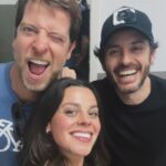 Clara Alvarado Instagram - what a weeeek 🫠🎭🤸🏼‍♂️🎶🎙️🌼☕️🎟️🛵📖🙇🏻‍♀️ Ha dado para componer una canción, ensayos concierto con @biutibambu , un estreno de una obra nueva con dos grandes @manubaqueiro_ y @javierpereiraoficial y alguna cosilla másssss ;) Lo mejor de la semana? Que termina en el pueblo y voy a pasarme aquí toda la siguiente (menos el miércoles que actuamos en Monesterio!) Necesito un poco de calma y descanso 🌿🙏🏼 ¿qué planes tenéis vosotrxs?