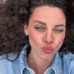 Clara Alvarado Instagram - qué más puedo pedir? Todo verde todo azul y mucha luz: GALICIA CALIDADE 🩵 Han sido unos días muy felices por la tierriña… ahora, a por la semana!