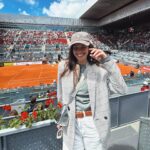 Clara Alvarado Instagram - Primera vez viendo un partido de tenis en directo 🎾🤗 Gracias @mutuamadridopen y @jamonjoselito ;) Ha sido muy emocionante y he disfrutado muchísimo! Al final me voy a aficionar y todo. Tiempo al tiempo que ya he empezado con las clases 😉!!