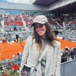 Clara Alvarado Instagram - Primera vez viendo un partido de tenis en directo 🎾🤗 Gracias @mutuamadridopen y @jamonjoselito ;) Ha sido muy emocionante y he disfrutado muchísimo! Al final me voy a aficionar y todo. Tiempo al tiempo que ya he empezado con las clases 😉!!